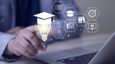 Yapay zeka öğrenme ve yenilik kavramları. Mezuniyet şapkalı bir ampul, yapay zeka ve eğitimdeki yeni fikir ve bilgiyi sembolize eder..
