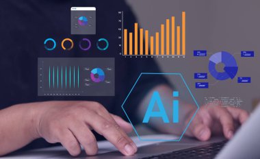 Bir profesyonel, dijital verileri ve iş zekasını yapay zeka destekli bir dizüstü bilgisayarla analiz eder. Teknoloji, veri analizi ve kurumsal strateji konuları için mükemmel..