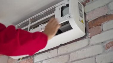 Bakteriler ve mantarlar tarafından kirletilen ev havalandırmasının derin temizliği.