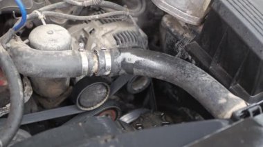 Kaynamış araba motoru. Tamir edilmemiş araba bozuldu. Kaputun altından duman çıkıyor. Araba pahalı aşırı ısınma hatası..