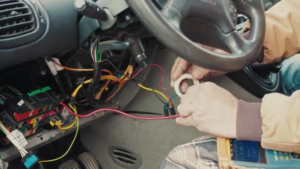 Autoschlüssel Und Diebstahlschutz Verloren Männlicher Autoschlosser Versucht Auto Ohne Schlüssel — Stockvideo
