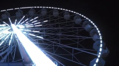 Aydınlatılmış dönme dolabı gece kapat, aşağıdan görüş, geniş açı..