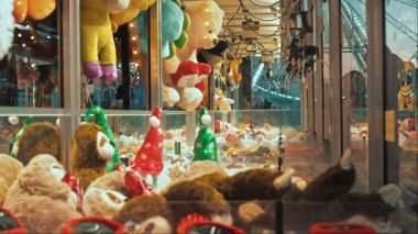 Lunaparktaki çocuklar için eğlence. Pençe Makineleri Oyuncak Oyuncak Oyuncak Oyuncak Oyuncak Oyuncak Doldurulmuş oyuncaklarla Karnavalda. 