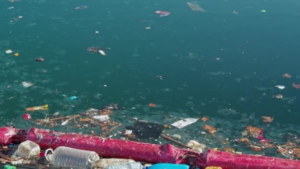 Környezetszennyezés Környezeti Katasztrófa Szennyezett Óceánpart Műanyaghulladékkal Szeméttel — Stock videók