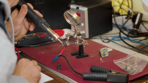 Electronics Repair Small Business Home Soldering Circuit Using Soldering Hair — Wideo stockowe