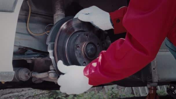 Автомеханик Проверяет Дисковые Тормоза Задние Номера Тормозные Колодки Машине Своевременное — стоковое видео