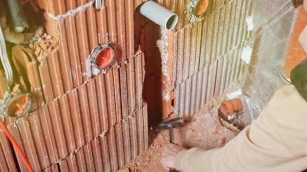 采用锤头固定管壁的给水系统管道工安装 — 图库视频影像