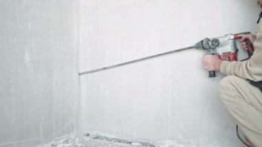 İnşaatçı matkapları betonu, havalandırma gideri açısıyla ağır ve güçlü bir matkapla güçlendirdi. Duvardan iletişim kurmak için sondaj..