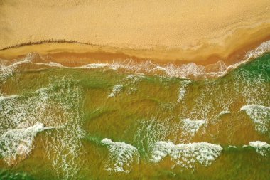 Yaz geliyor konsept. Kumsal, panorama. Kumlu plajın üst görüntüsü. Deniz dalgası kıyıda yuvarlanıyor. Havadan deniz manzarası