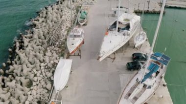 Yatların onarımı ve desteklenmesi. Kışlık yatların korunumunun hava görüntüsü. Yanaşmış yelkenlilerin karadaki havadan aşağı görüntüsü