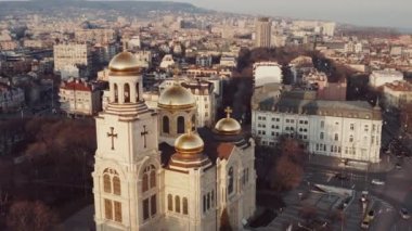 Bulgaristan 'ın Varna kentinde kışın Karadeniz' in arka planında bir hava aracı vuruldu. Kopya alanı olan merkez bulvar ve katedral.