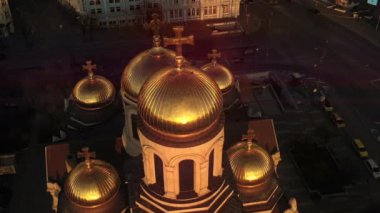 Ortodoks konsepti için katedral ve 2023 Paskalyası. Hava aracı, gün batımında Altın Kubbe 'yi sert ışıklar ve Varna' daki Turist Cazibesi ile vurdu.