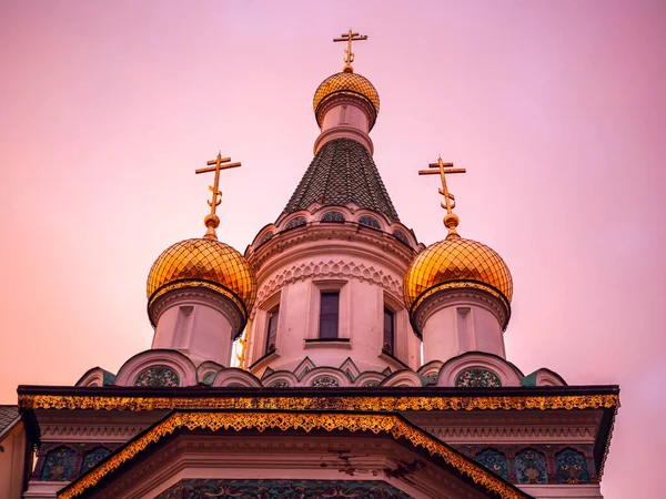 キリスト教徒と宗派間の紛争の概念の抑圧 ロシアの聖ニコラス教会の黄金のドーム黄金の時間に隔離された夜明けのワンダーワーカー — ストック写真