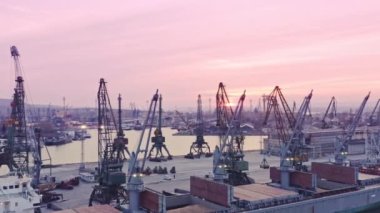 Akşam günbatımında Karadeniz limanındaki panoramik video. Tahıl Girişimi 2023 tahıl anlaşması. İskele vinçleri ve toplu taşıyıcılar 