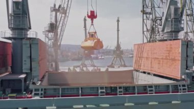 Karadeniz Tahıl Girişimi. Karadeniz limanı önü. Kargo gemisinin yükleme işlemini tahıl vinçleriyle gerçekleştiriyor. Deniz tahılı ithalat ve ihracat kavramı