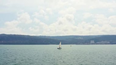 Rüzgarlı bir günde açık denizde yelken açmak. Huzurlu deniz manzarasında yelkenli gezisi. Windoad tatil konsepti