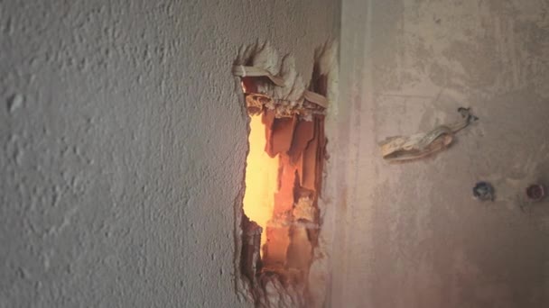 Renovação Remodelação Apartamento Trabalhador Com Uma Marreta Demoliu Uma Nova — Vídeo de Stock