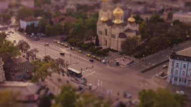 Varna şehri, Bulgaristan gün batımında Katedral ve şehir merkezinin hava panoramik manzarası. Eğim kayması hiperhız zaman ayarlı