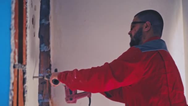 Abrissarbeiten Und Renovierungsarbeiten Porträt Eines Bauarbeiters Arbeitskleidung Bohrwand Mit Hammerbohrer — Stockvideo