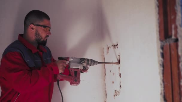 Renovação Remodelação Apartamento Retrato Trabalhador Com Uma Broca Martelo Demoliu — Vídeo de Stock