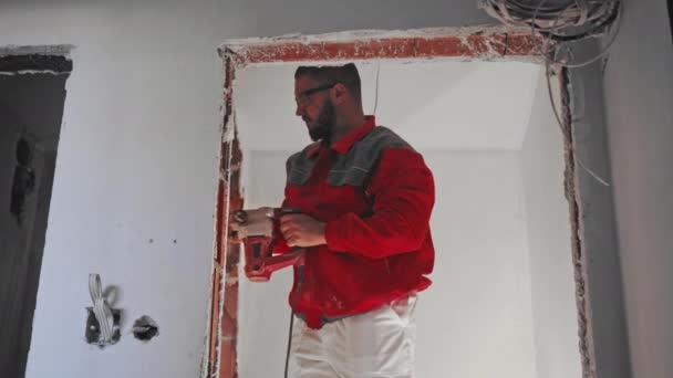 Renovación Del Hogar Retrato Trabajador Pared Perforación Ropa Trabajo Roja — Vídeo de stock