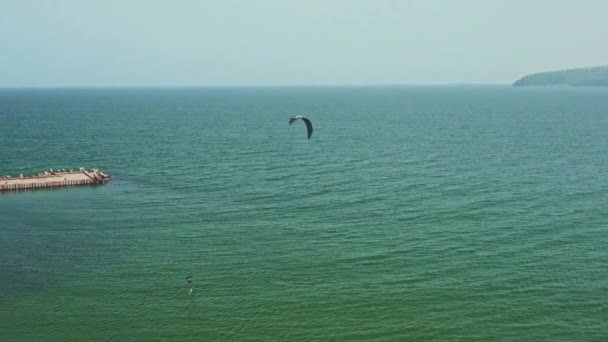 水上运动 在海洋海岸上的风筝冲浪 一个人被风刮伤 从无人机上俯瞰天空 — 图库视频影像