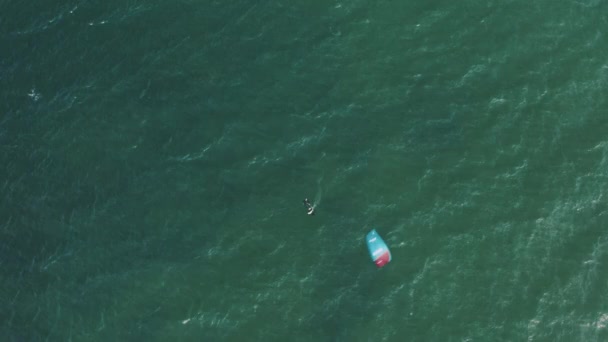 空中自上而下的风筝冲浪者练习转身而不是摔倒 风筝冲浪学校 — 图库视频影像