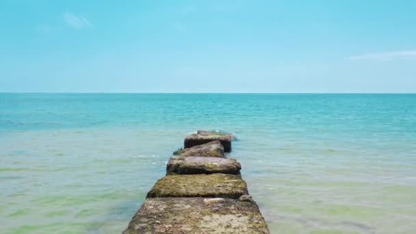 热带海景 有老的小码头 可在海滨跳入水中 在海滨度暑假 — 图库视频影像
