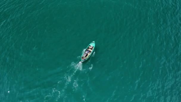 一艘小木船在开阔海面上的空中旋转射击 私人捕鱼和小企业概念 — 图库视频影像
