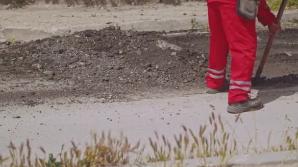 Les Travailleurs Route Pelletant Manuellement Asphalte Écrasé Patchs Sur Routes — Video
