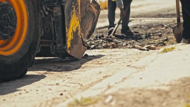 Detritos Construção Balde Escavadeira Trabalhadores Rodoviários Pás Manualmente Asfalto Esmagado — Vídeo de Stock
