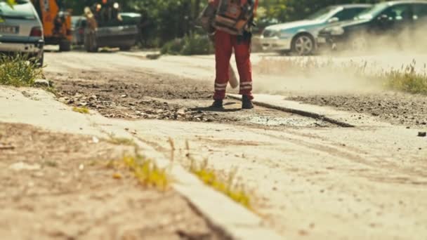 道路工人使用重型汽油吹叶机 清除补丁孔中的灰尘 以改善沥青粘附 — 图库视频影像
