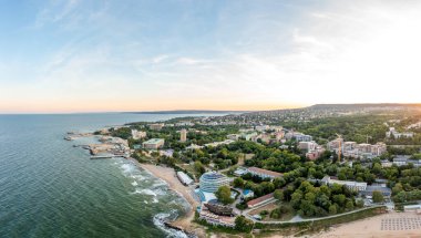 Aziz 'in havadan kuş bakışı görüntüsü. Constantine ve Helena Resort sahil şeridi ve kumlu sahil, günbatımının altın saatinde oteller. Bulgaristan 'da Karadeniz Tatili, Varna