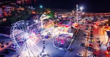 Varna Limanı 'ndaki gece eğlence parkı. Gece eğlencesi parkı havadan aşırı hız. Renkli eğlence parkı zaman aralığı