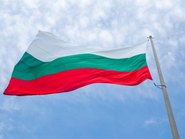 Bulgaristan 'ın Sofya kentindeki Bulgar bayrağı mavi gökyüzünde güneşle yalıtılmış. Bulgaristan 'a seyahat, Bulgar pasaportu almak