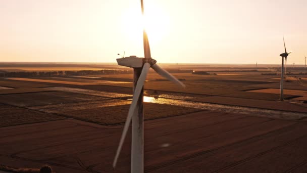 Silhouette Einer Beschädigten Windkraftanlage Bei Sonnenuntergang Öldichtung Aufgrund Schlechter Wartung — Stockvideo
