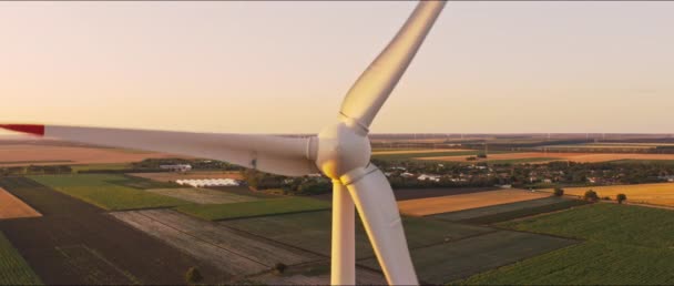 Close Vista Frontal Lâminas Giratórias Turbinas Eólicas Pôr Sol Paisagem — Vídeo de Stock