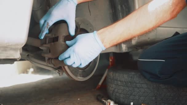 车辆维修 汽车修理工在机械修理厂修理汽车制动器 男子手拿开刹车卡钳的特写 — 图库视频影像
