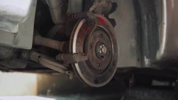 Konserwacja Pojazdu Automatyczny Mechanik Pracujący Nad Hamulcami Samochodowymi Warsztacie Mechaniki — Wideo stockowe