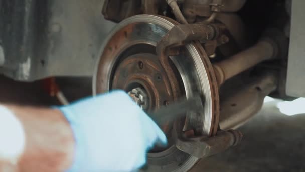 Manutenção Veículo Mecânico Automóveis Trabalhando Freios Carro Garagem Mecânica Mãos — Vídeo de Stock