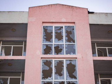 Ön taraftaki bina bombalardan zarar görmüş gibi görünüyor. Bombalamadan sonra. Bütün pencereleri ve bazı duvarları kapatın.