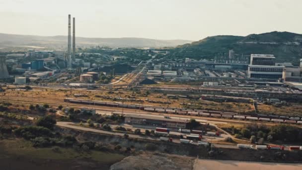 Ślad Węglowy Rury Fabrycznej Wylewana Jest Strefa Przemysłowa Europie Dymem — Wideo stockowe