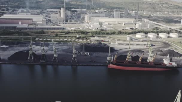 Koldioxidavtryck Europeiska Unionens Antenn Avlasta Ett Torrlastfartyg Med Kol Hamnen — Stockvideo