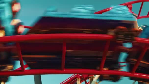 Zamknij Góry Widok Dołu Skręcania Czerwony Roller Coaster Odbiciami Słońca — Wideo stockowe