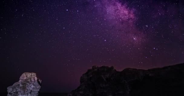 Путешествие Болгарию Галактика Млечный Путь Движется Над Скалистой Аркой Вблизи — стоковое видео