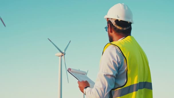 Windräder Erzeugen Grüne Energie Ohne Co2 Bilanz Ingenieur Hält Ein — Stockvideo