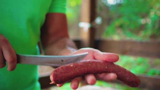 Κοντινό Πλάνο Αρσενικά Χέρια Μαγείρεμα Βαλκάν Ψητό Λουκάνικο Βαλκανίων Κόβει — Αρχείο Βίντεο