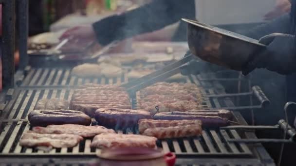 Karácsonyi Utcai Vásár Bezárás Barbecue Gyorsétterem Stand Kolbásszal Disznóhússal Mártással — Stock videók
