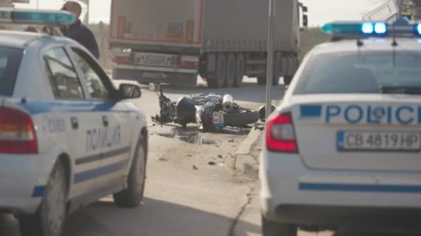 摩托车司机的交通事故 一辆摩托车在车祸中撞毁在路边 — 图库视频影像