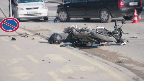 Motorrijder Verkeersongeval Een Motorfiets Die Een Ongeluk Verongelukt Ligt Aan — Stockvideo